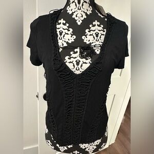 Sterling & Stitch short-sleeve V-neck top with raw edge braiding detail